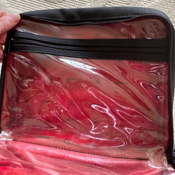 CHANEL PARFUMS AUTHENTIC BLACK ZIPPERED COSMETICS POUCH WITH RED LOGO LINING - Picture 5 of 8